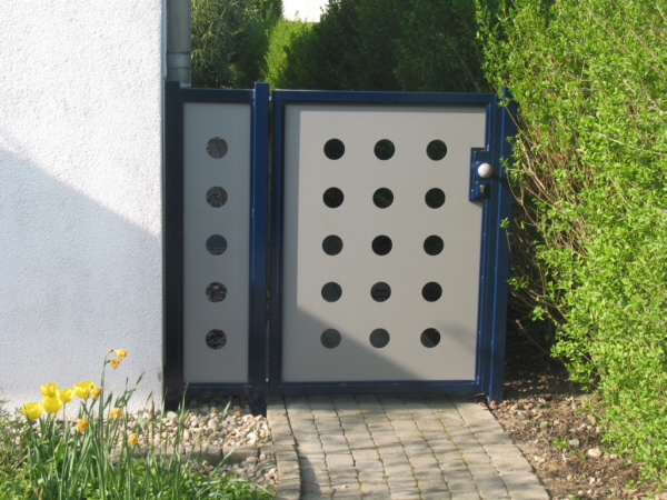 Tür mit feststehendem Seitenteil, Pulverbeschichtet, Lochblechfüllung gestanzt, Ca. 150 / 140 cm